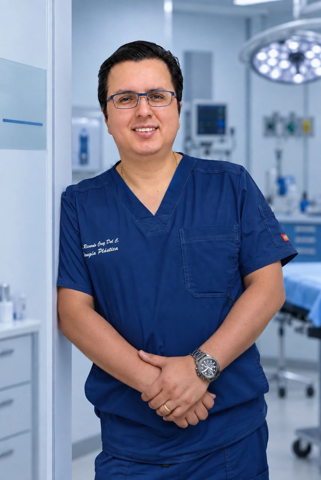 Dr. Ricardo Cruz con uniforme quirúrgico en el quirófano