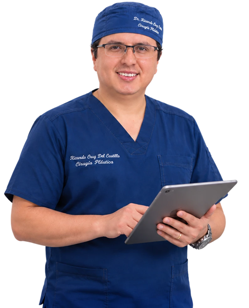 Dr. Ricardo Cruz, cirujano plástico, con uniforme quirúrgico y una tableta
