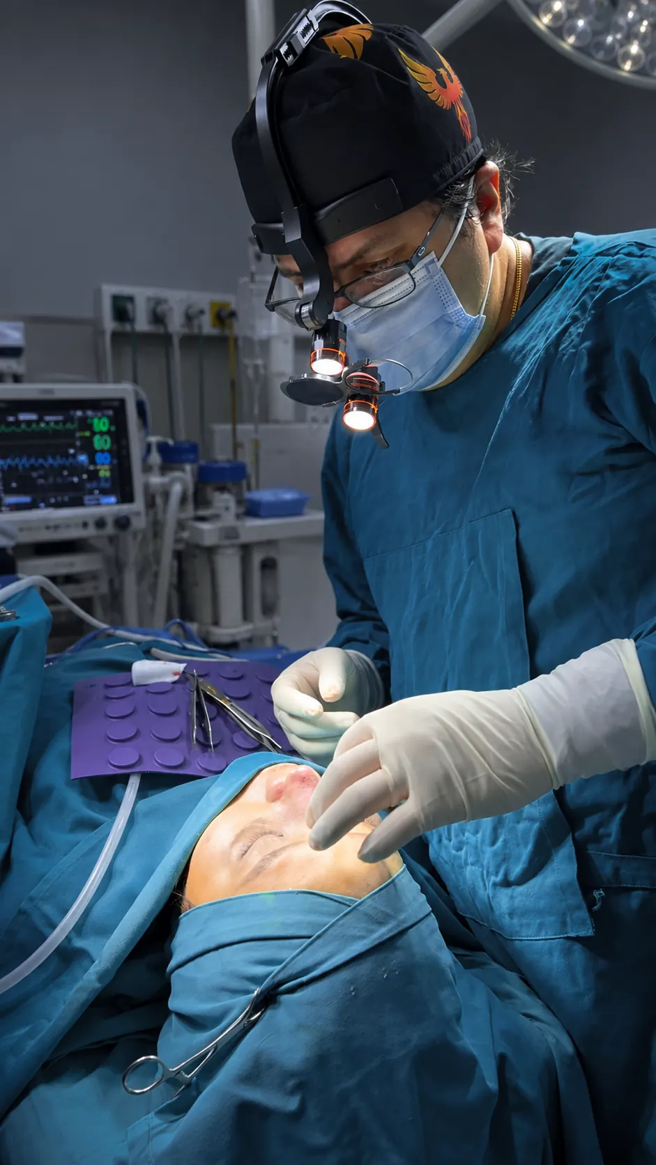 Dr. Ricardo Cruz durante una intervención quirúrgica